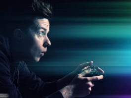 Mann mit Controller vor Bildschirm