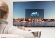 4K UltraHD; Fernseher, Frau; © Daniel Krasoń - stock.adobe.com