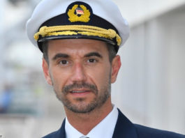 Florian Silbereisen als "Traumschiff"-Kapitän; © ZDF und Dirk Bartling
