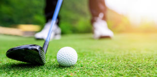 Golf, Rasen, Golfschläger; © pakorn - stock.adobe.com