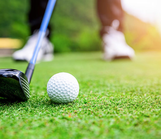Golf, Rasen, Golfschläger; © pakorn - stock.adobe.com