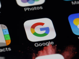 Google, App; © charnsitr - stock.adobe.com