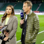 Moderatorin Laura Wontorra, RTL-Fußball-Experte Jürgen Klinsmann; © TVNOW / Ralf Jürgens