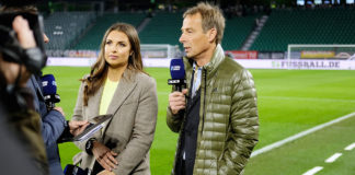 Moderatorin Laura Wontorra, RTL-Fußball-Experte Jürgen Klinsmann; © TVNOW / Ralf Jürgens