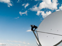Satellit Sat-Schüssel © Alexander Yakovlev - Fotolia.com