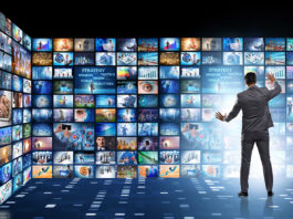 Sender, Mann, Bildschirme, Streamingdienste; © Elnur - stock.adobe.com