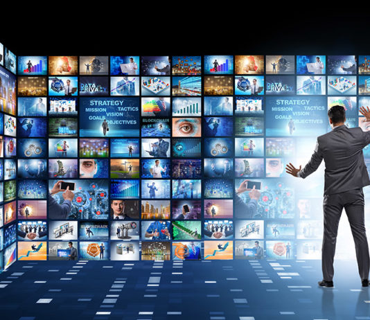 Sender, Mann, Bildschirme, Streamingdienste; © Elnur - stock.adobe.com