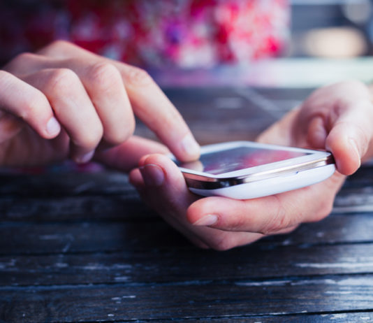 Smartphone; © LoloStock - Fotolia.com