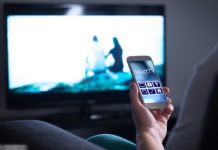 Smartphone SmartTV; © terovesalainen - stock.adobe.com