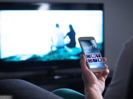 Smartphone SmartTV; © terovesalainen - stock.adobe.com