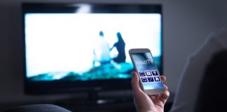 Smartphone SmartTV; © terovesalainen - stock.adobe.com