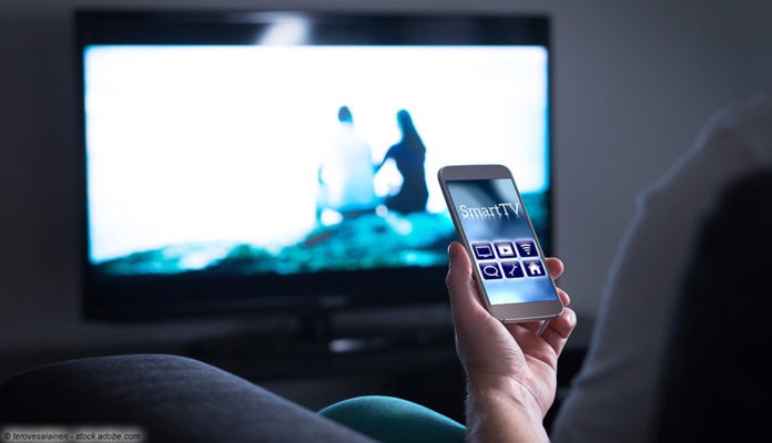 Smartphone SmartTV; © terovesalainen - stock.adobe.com