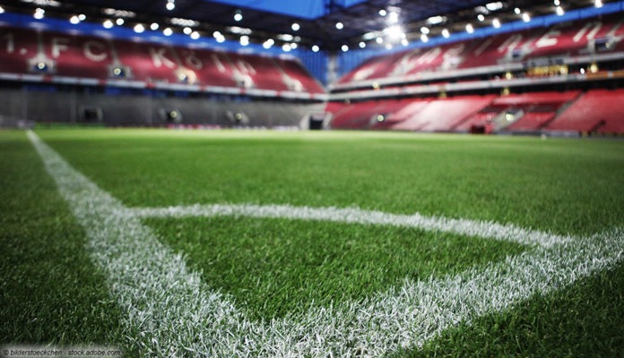 Fußball-Stadion leer, Rasen; © bilderstoeckchen - stock.adobe.com