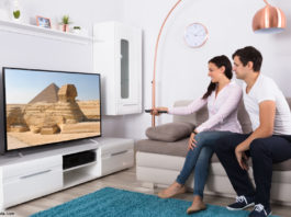 Paar, TV gucken; © Andrey Popov - Fotolia.com