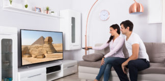 Paar, TV gucken; © Andrey Popov - Fotolia.com