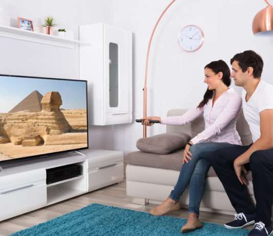 Paar, TV gucken; © Andrey Popov - Fotolia.com