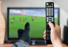 Fußball, Fernsehen, Fernbedienung; © vchalup - Fotolia.com