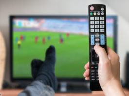 Fußball, Fernsehen, Fernbedienung; © vchalup - Fotolia.com