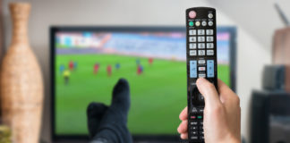 Fußball, Fernsehen, Fernbedienung; © vchalup - Fotolia.com