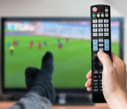 Fußball, Fernsehen, Fernbedienung; © vchalup - Fotolia.com