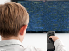 Kind, TV gucken; © Michael Rosenwirth - Fotolia.com