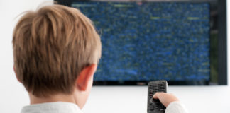 Kind, TV gucken; © Michael Rosenwirth - Fotolia.com