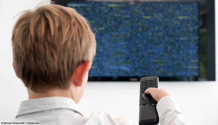 Kind, TV gucken; © Michael Rosenwirth - Fotolia.com