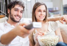 Paar, Fernsehen, Popcorn; © Minerva Studio - Fotolia.com