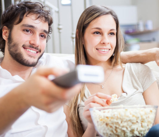 Paar, Fernsehen, Popcorn; © Minerva Studio - Fotolia.com