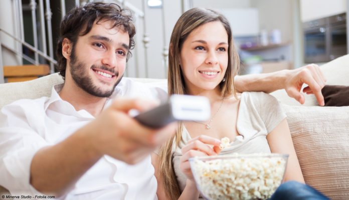 Paar, Fernsehen, Popcorn; © Minerva Studio - Fotolia.com