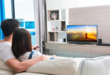 TV gucken; © jayzynism - Fotolia.com