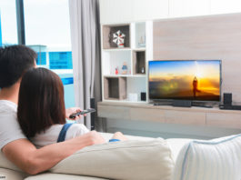 TV gucken; © jayzynism - Fotolia.com