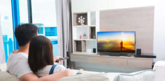 TV gucken; © jayzynism - Fotolia.com