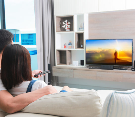 TV gucken; © jayzynism - Fotolia.com