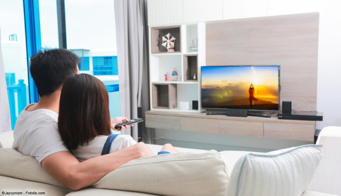 TV gucken; © jayzynism - Fotolia.com