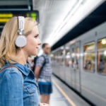 Frau mit Kopfhörern am Zug; © Halfpoint - stock.adobe.com