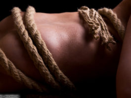 Erotik Frau gefesselt; © M.Dörr & M.Frommherz - stock.adobe.com