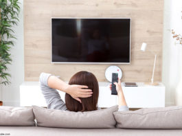 Frau, Fernsehen; © Mariakray - stock.adobe.com