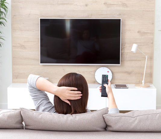 Frau, Fernsehen; © Mariakray - stock.adobe.com