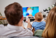 Fernsehen, TV-Programm, Familie; © astrosystem - stock.adobe.com