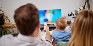 Fernsehen, TV-Programm, Familie; © astrosystem - stock.adobe.com