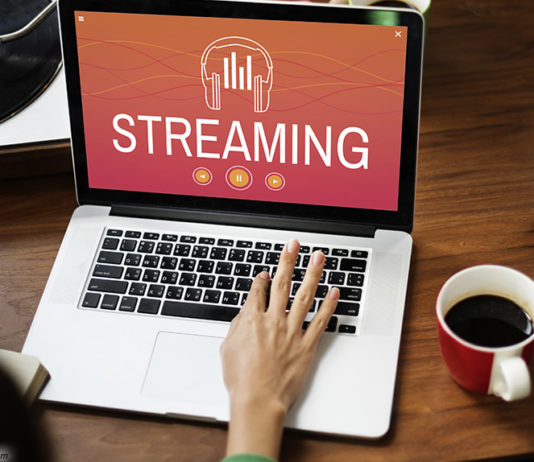 Laptop Streaming; © Rawpixel.com - stock.adobe.com