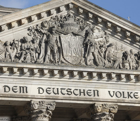 Bundestag Reichstag Politik Parteien Dem deutschen Volke; © Deutscher Bundestag/Julia Nowak-Katz