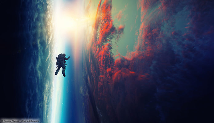 Astronaut, Erde, Wolken; © Sergey Nivens - stock.adobe.com