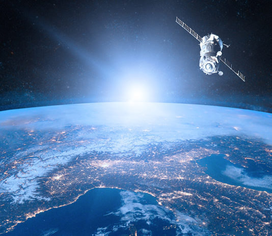 Weltraum, Satellit, Erde; © Paopano - stock.adobe.com