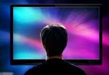 Flachbildschirm, Ambilight Licht; © lassedesignen - stock.adobe.com