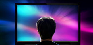 Flachbildschirm, Ambilight Licht; © lassedesignen - stock.adobe.com