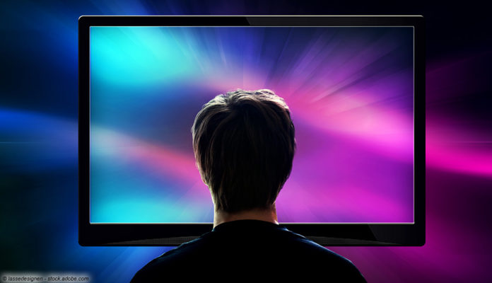 Flachbildschirm, Ambilight Licht; © lassedesignen - stock.adobe.com