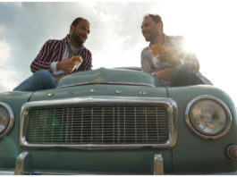 Waffelnessen auf einer Oldtimer-Motorhaube; TVNOW