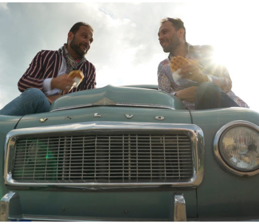 Waffelnessen auf einer Oldtimer-Motorhaube; TVNOW